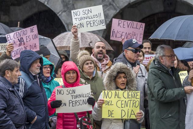 Familiares y vecinos de Castro se han concentrado bajo la lluvia este sábado