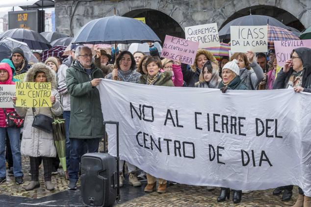 Familiares y vecinos de Castro se han concentrado bajo la lluvia este sábado