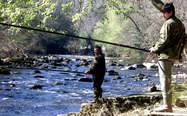 Dos pescadores , en el coto La Cruz del río Pas a su paso por Puente Viesgo en 2003.