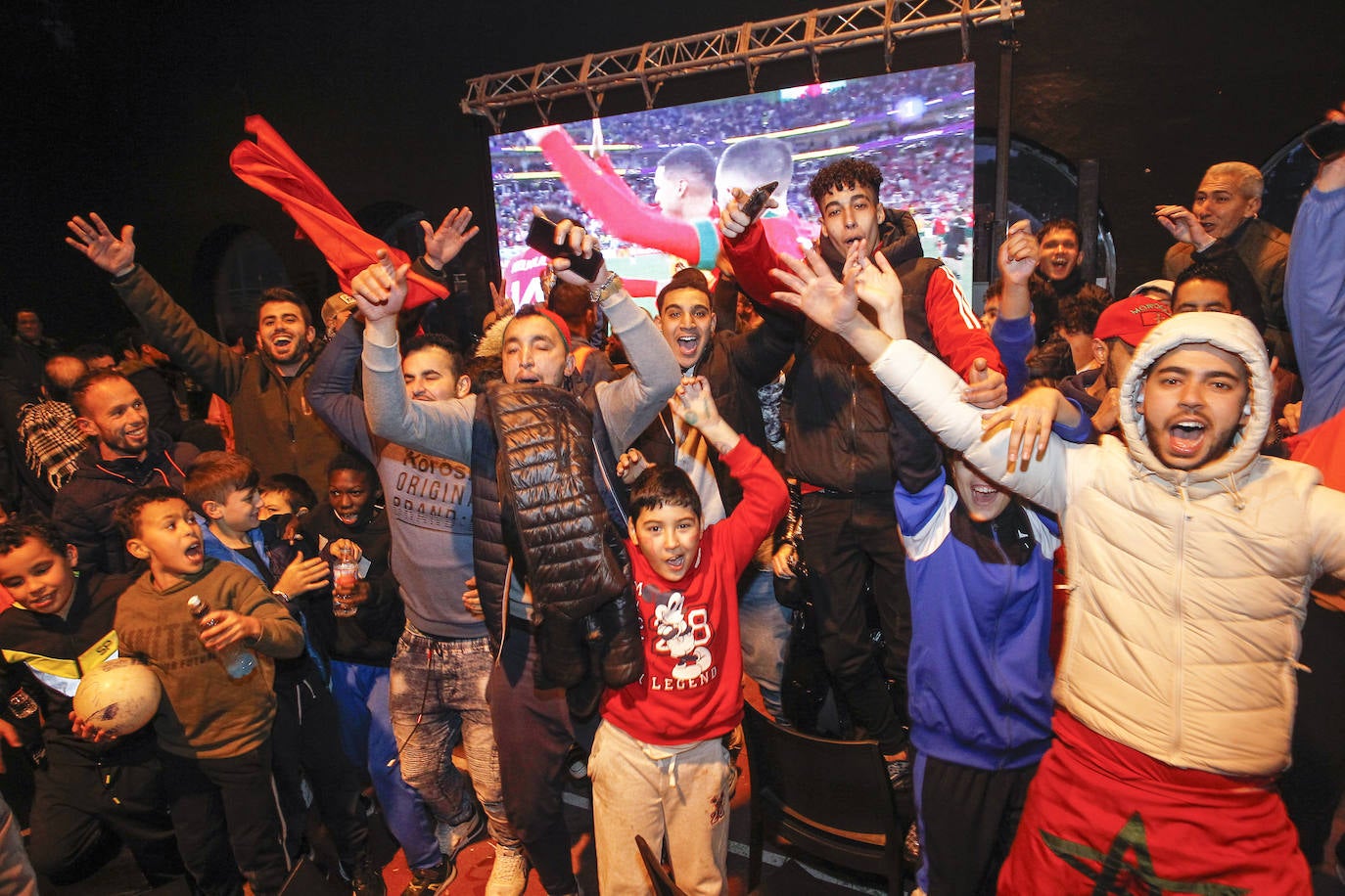 Fotos: La colonia marroquí celebra en Torrelavega el pase a semifinales