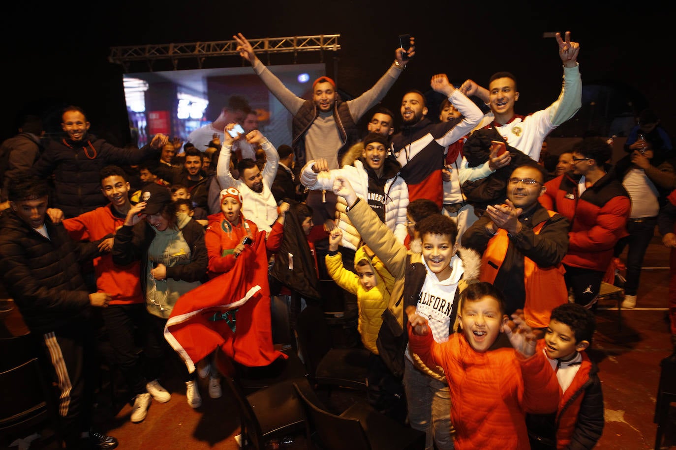 Fotos: La colonia marroquí celebra en Torrelavega el pase a semifinales