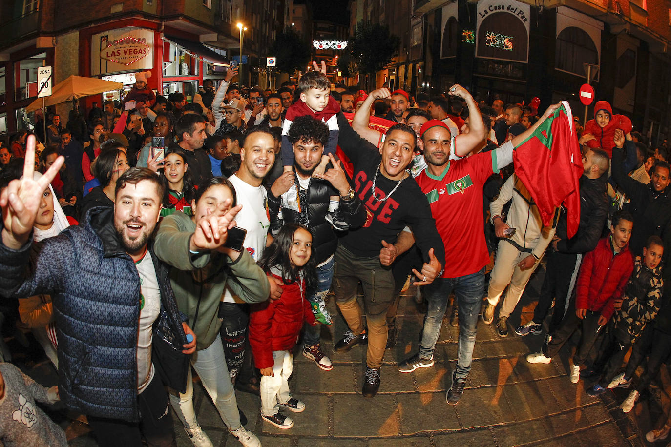 Fotos: La colonia marroquí celebra en Torrelavega el pase a semifinales