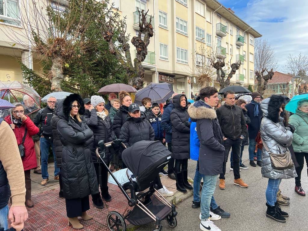 Cientos de personas se concentraron este sábado por la mañana frente al Centro de Salud de Reinosa para reclamar un servicio digno de pediatría.