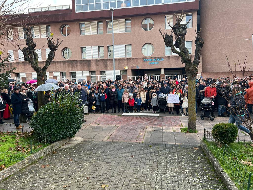 Cientos de personas se concentraron este sábado por la mañana frente al Centro de Salud de Reinosa para reclamar un servicio digno de pediatría.