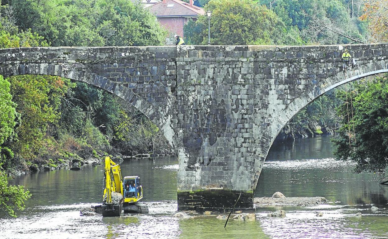 Los trabajos de consolidación del puente han entrado ya en su fase definitiva. 