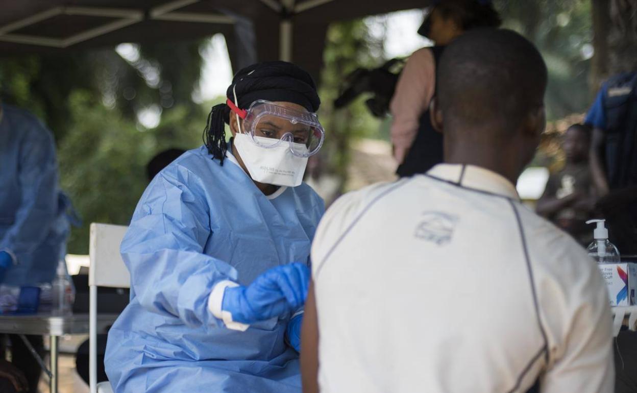 Una sanitaria en Uganda durante el brote de ébola.