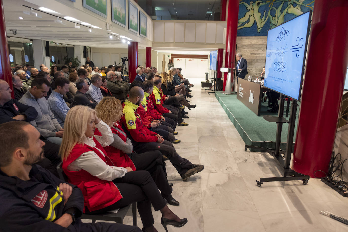 El Gobierno de Cantabria ha entregado este lunes Medallas al Mérito de Protección Civil a personas y colectivos por su especial actuación en tres rescates y ha condecorado con diplomas la colaboración de personas físicas y jurídicas en situaciones de emergencia.