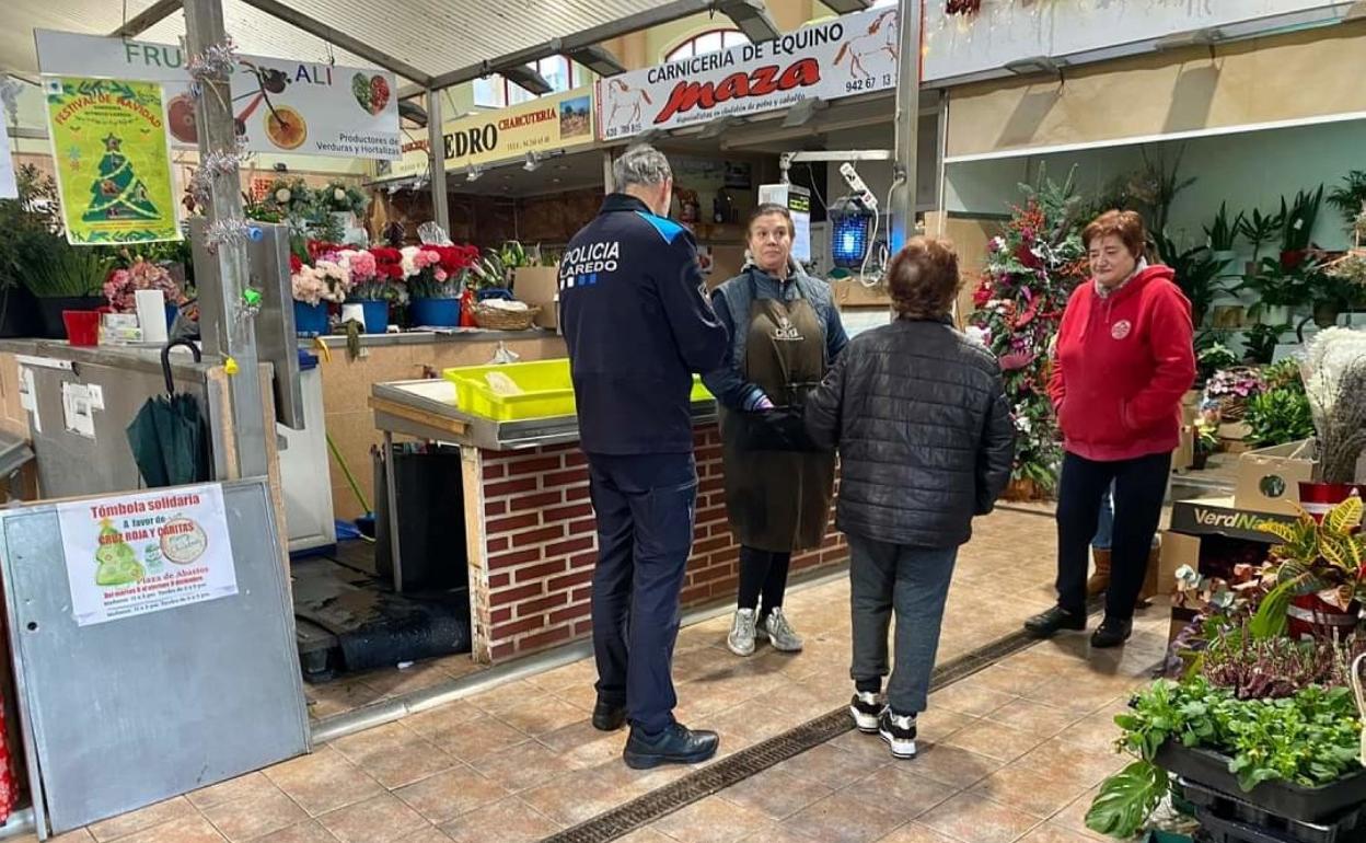 Un agente de la policía local levantó acta el viernes en el mercado. 