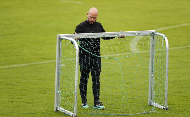 Imagen. El nuevo entrenador carga una de las porterías