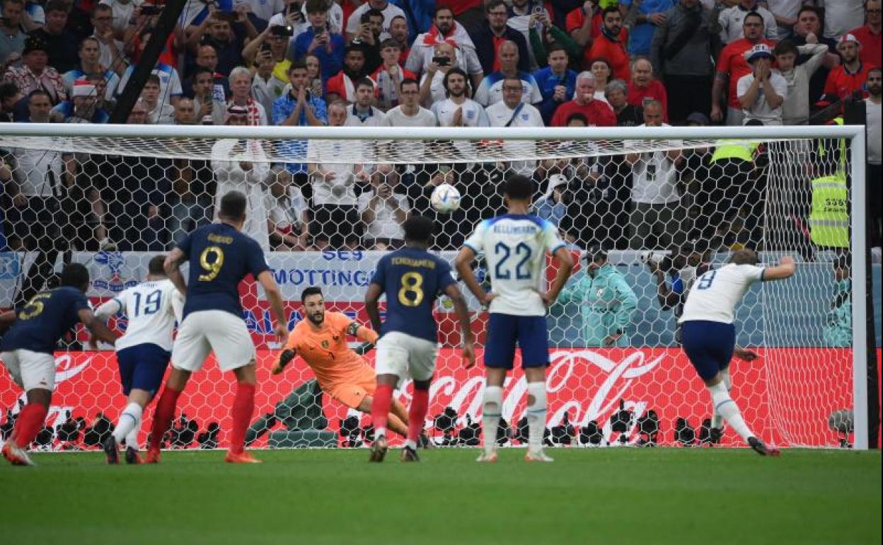 Harry Kane lanza el penalti que falló frente a Francia.