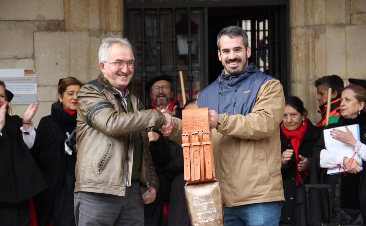 Pedro Vejo, concejal de Vega de Liébana, entrega el campano al alcalde de Cervera de Pisuerga, Jorge Ibáñez 