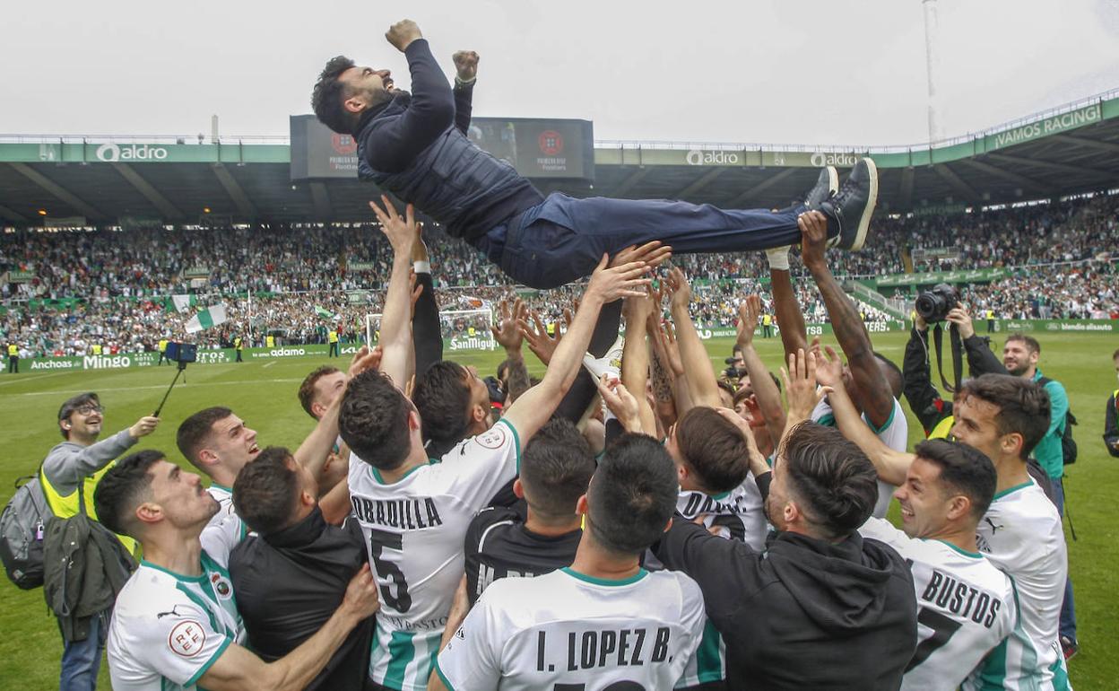 Romo es manteado por sus futbolistas tras la consecución del ascenso. 