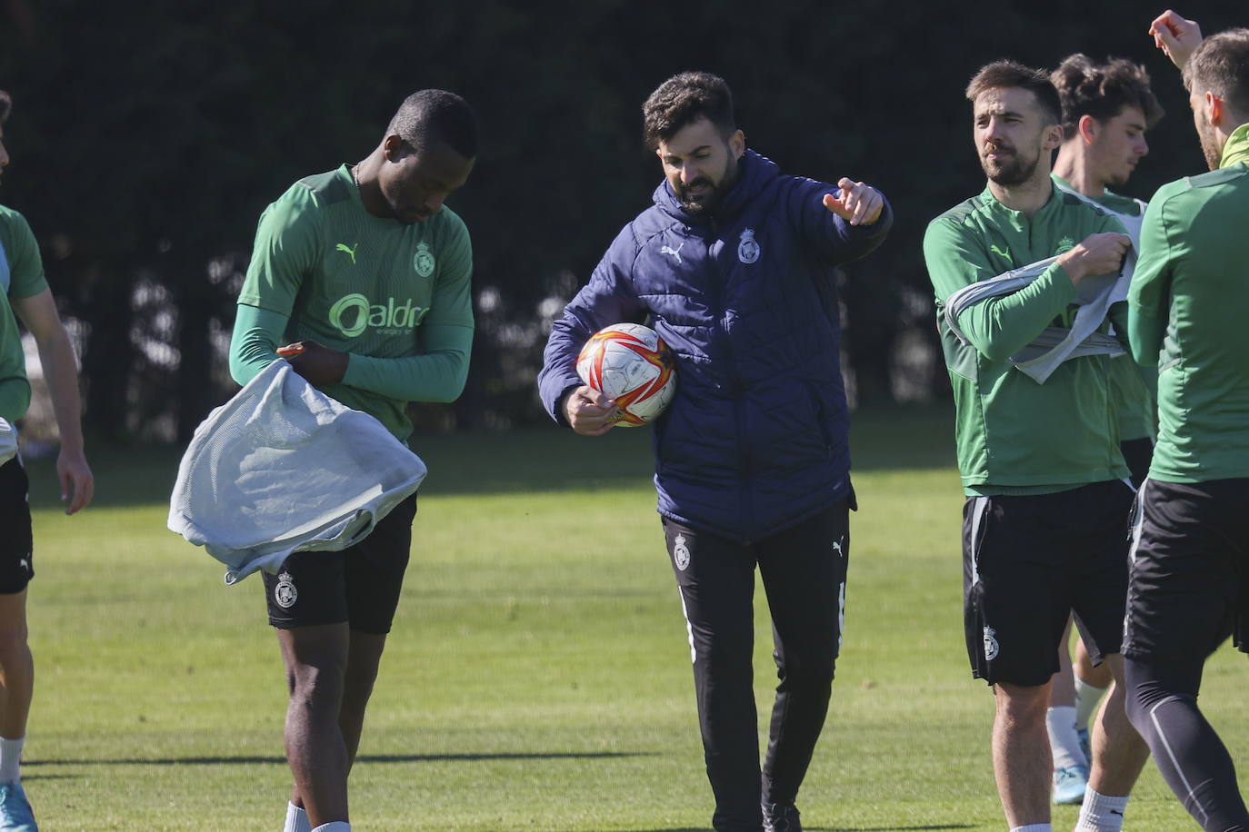 Da instrucciones a Cedric en un entrenamiento.