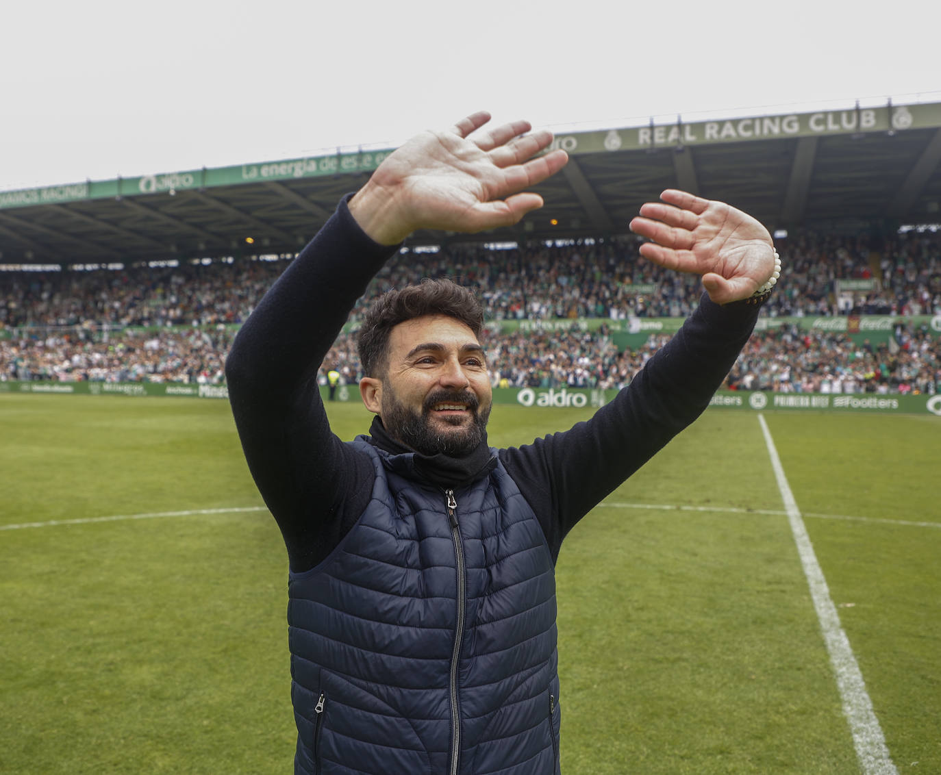 Romo saluda a la grada el día del ascenso.