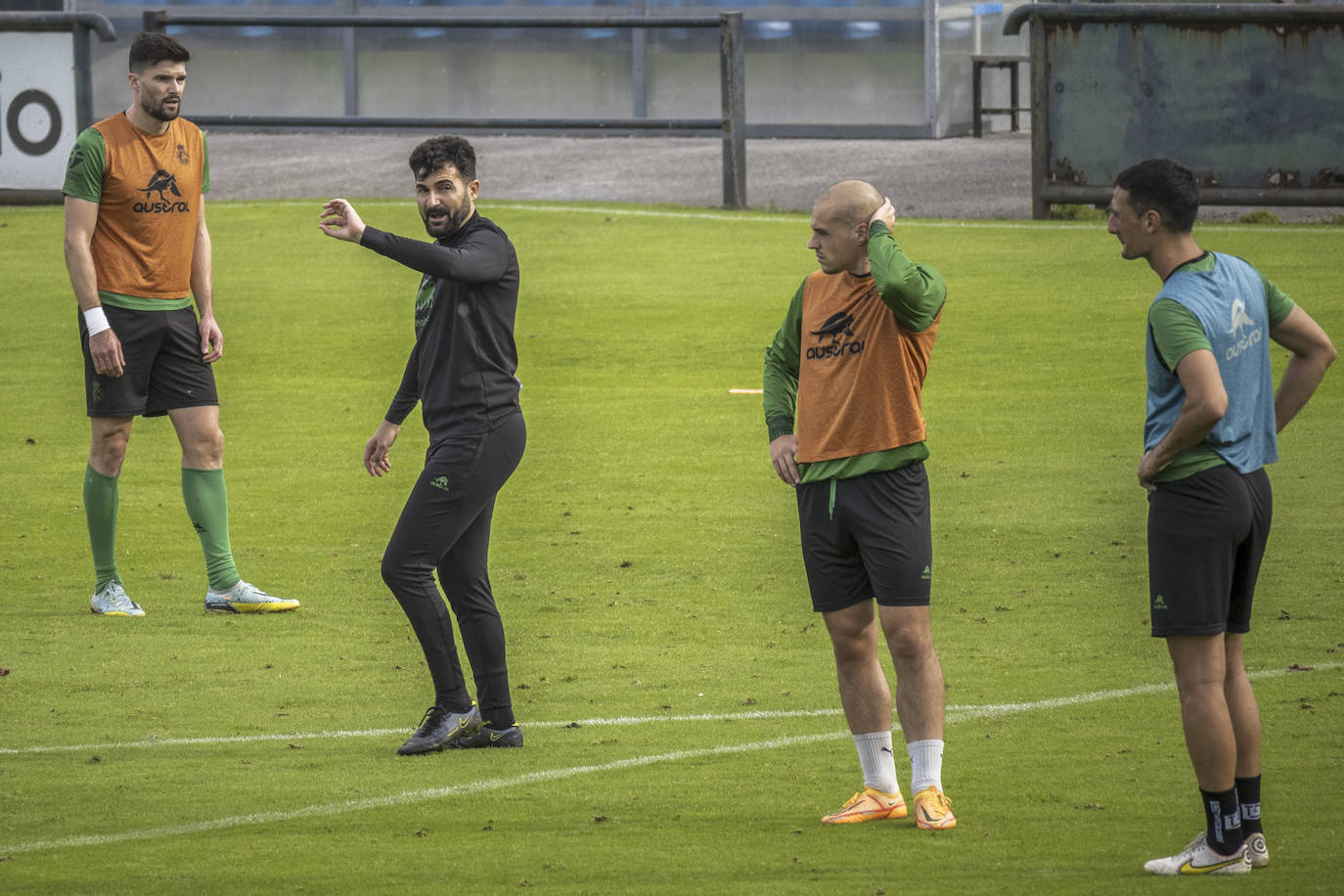 Romo da instrucciones a sus jugadores en una sesión de la presente temporada.