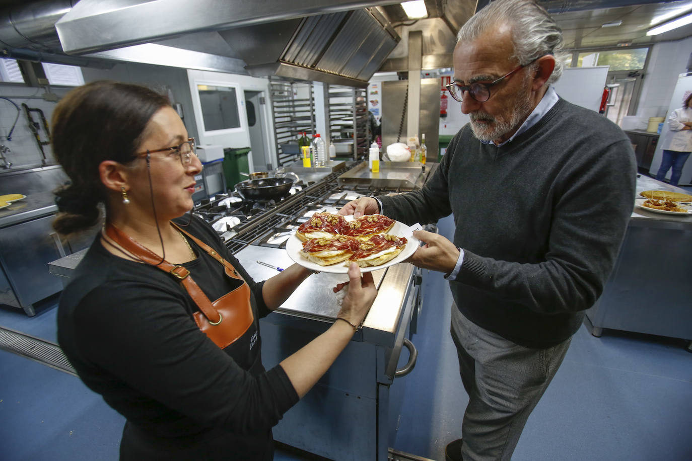 Alfonso Fraile, profesor y jefe de sala en el Hotel Escuela Las Carolinas, recoge uno de los pinchos de la cata a ciegas. 