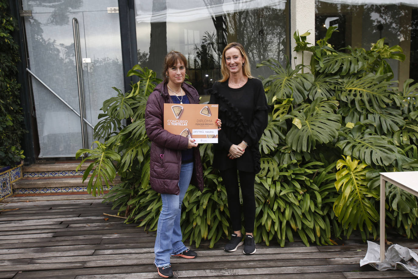 Ana Castanedo (Cafetería Marismas), tercera Mejor Tortilla 'Con', y Bárbara Gutiérrez. 