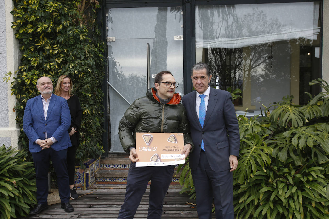 Ander San Martín (Zissou Restobar), segunda Mejor Tortilla Tradicional (fue la campeona en 2017) y Francisco Agudo, presidente de la AEHC. 