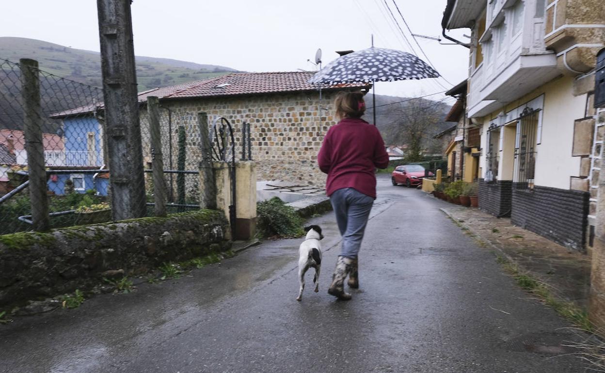 María José Herrera, con su perra, camina justo por el lugar donde fue atacada su suegra. 