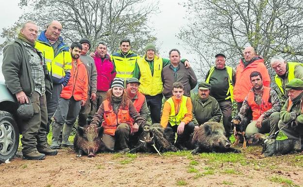 Miembros del coto de San Pedro del Romeral, con tres jabalíes cazados este fin de semana. 