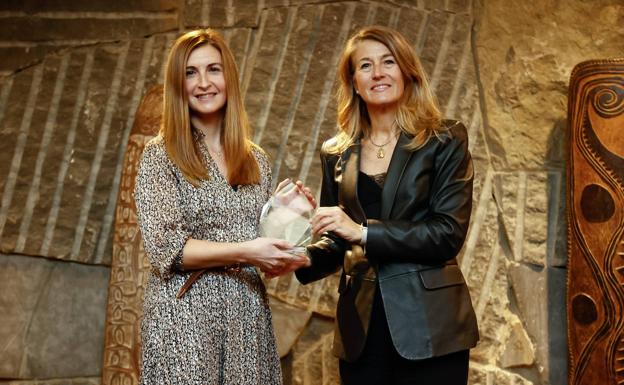 Ana Rosa García recibió el premio anoche en Madrid de manos de Paloma Casado, directora gerente de Hospital Universitario del Sureste del Sermas. 