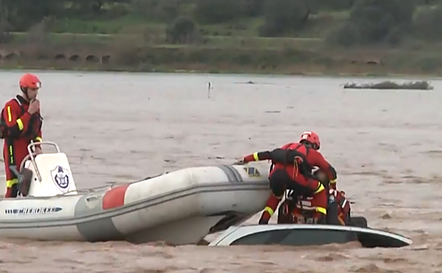 Rescatan a un hombre atrapado en su coche en Valdebótoa (Badajoz)