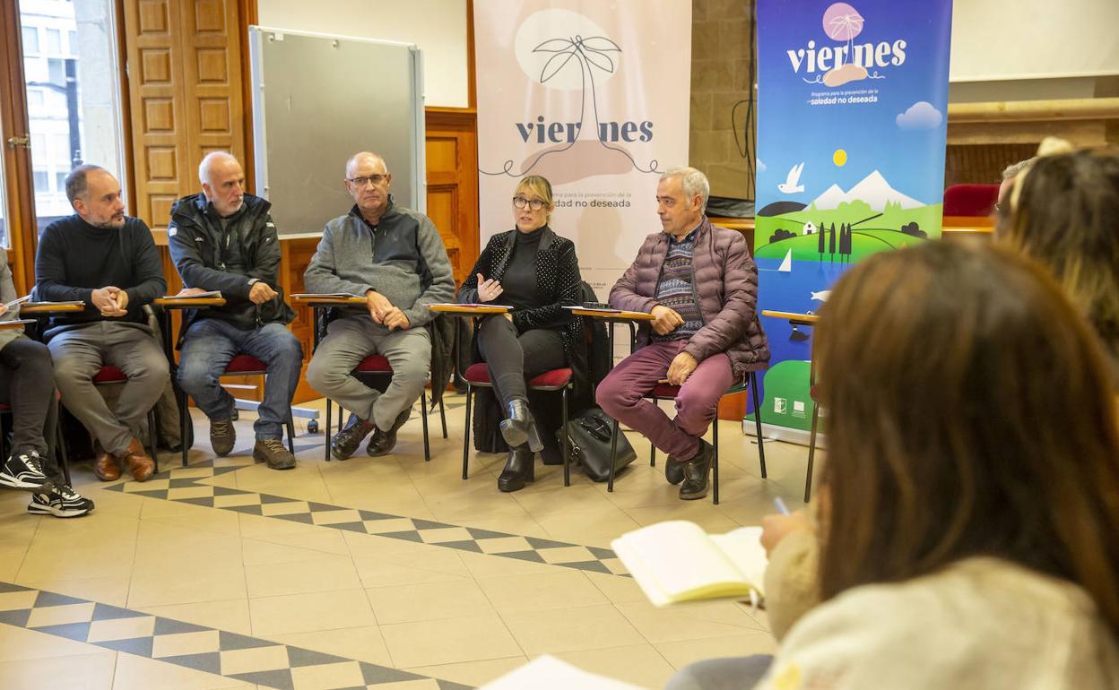 La consejera de Empleo y Políticas Sociales, Eugenia Gómez de Diego, ha presidido este martes la Mesa para la prevención de la soledad no deseada en Campoo-Los Valles