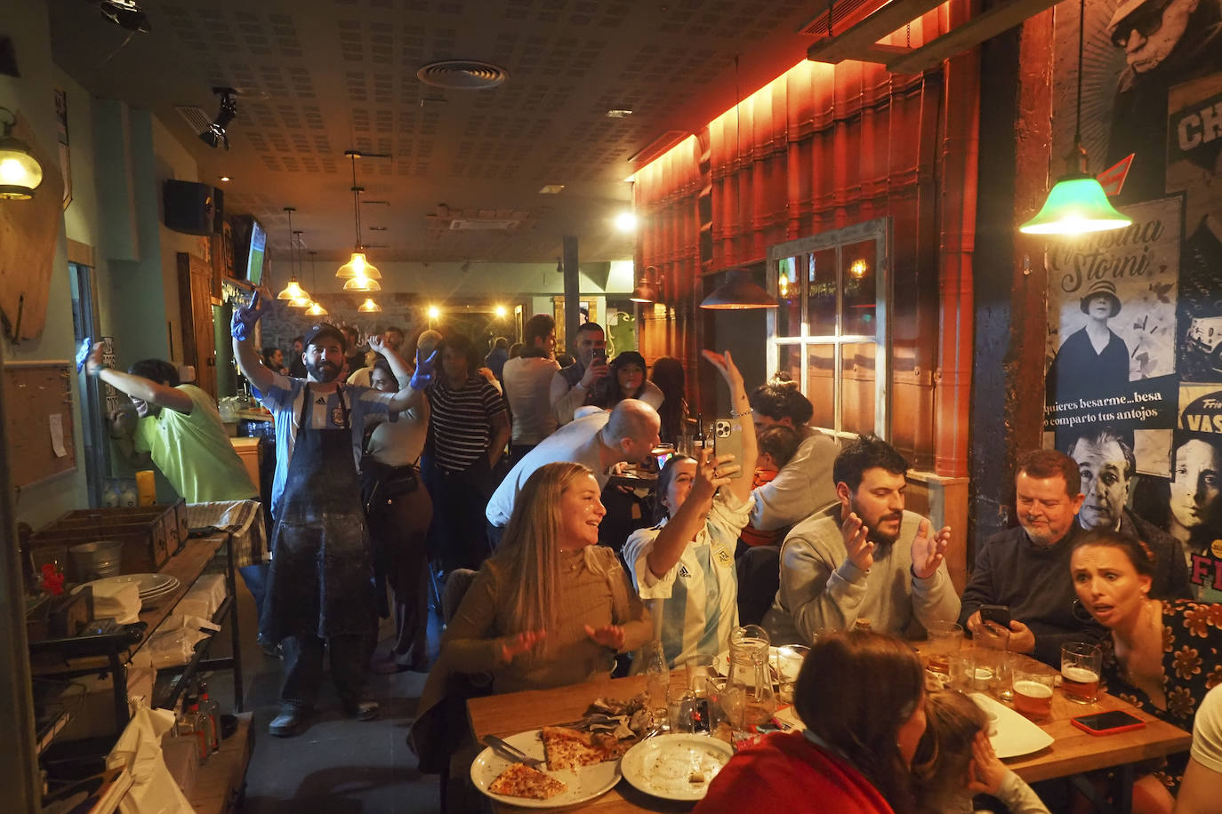 Los aficionados argentinos animaron a la selección frente a Croacia durante el partido en El Bulín de la Tasca, en Santander.