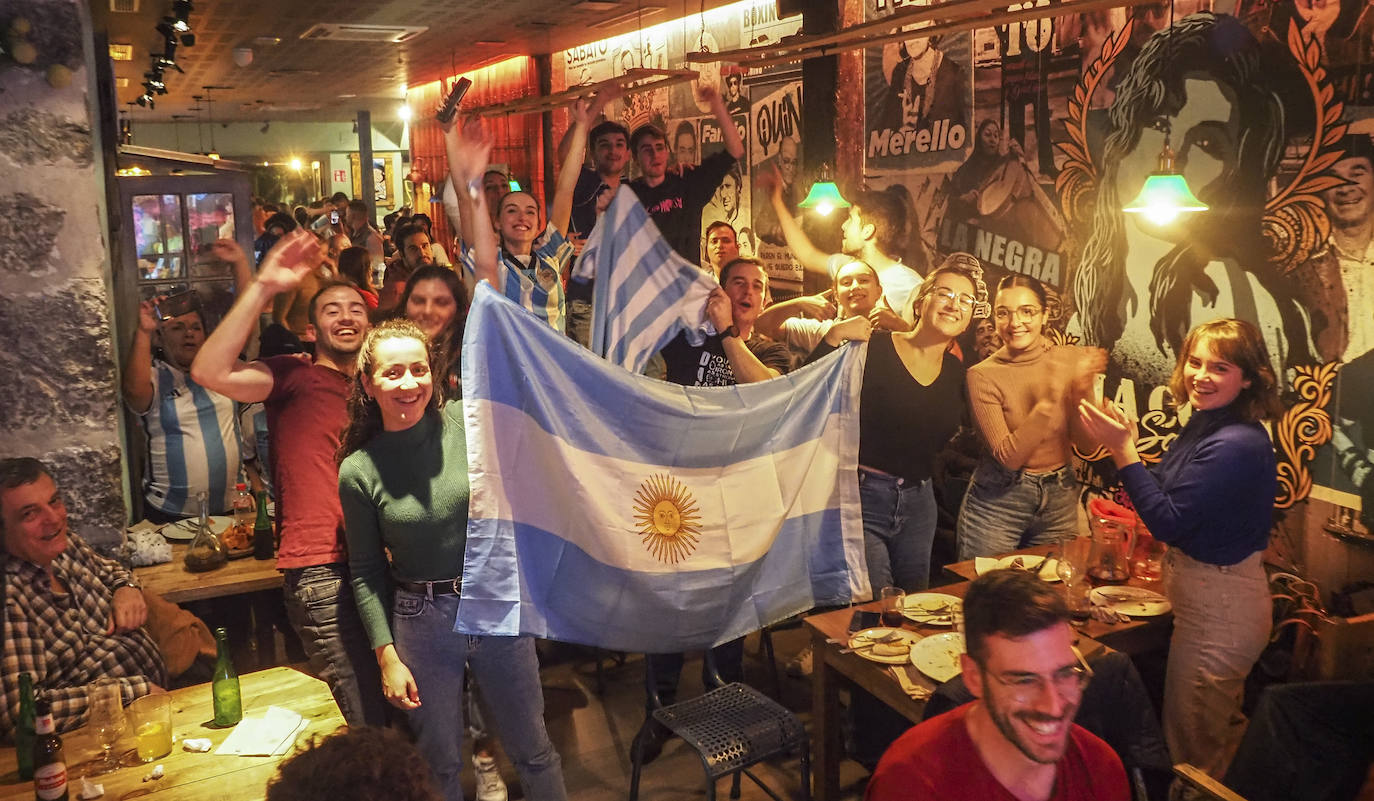 Los aficionados argentinos animaron a la selección frente a Croacia durante el partido en El Bulín de la Tasca, en Santander.