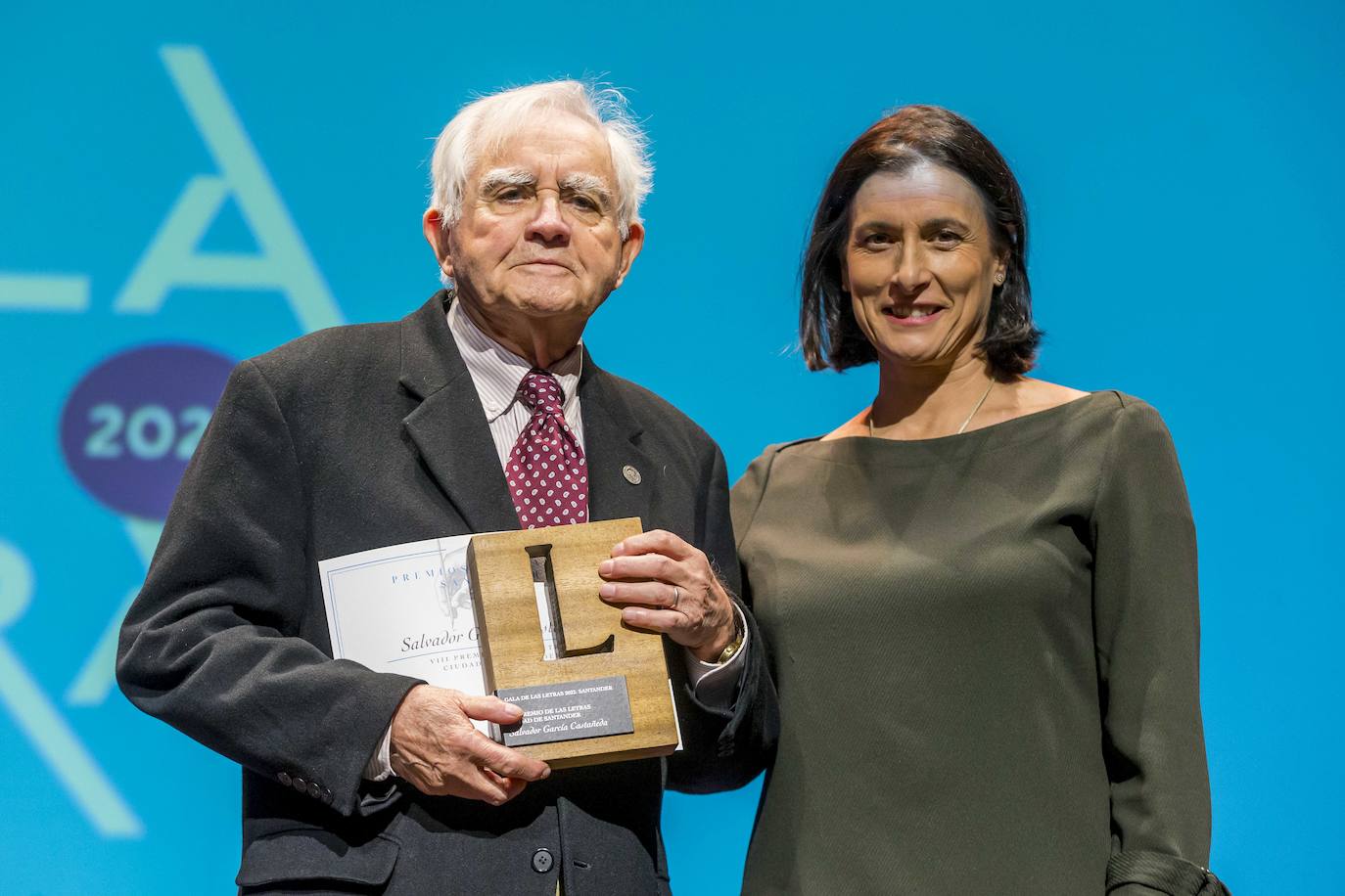 El profesor, crítico literario e investigador Salvador García Castañeda recibió el Premio de las Letras Ciudad de Santander de la alcaldesa de la ciudad, Gema Igual.