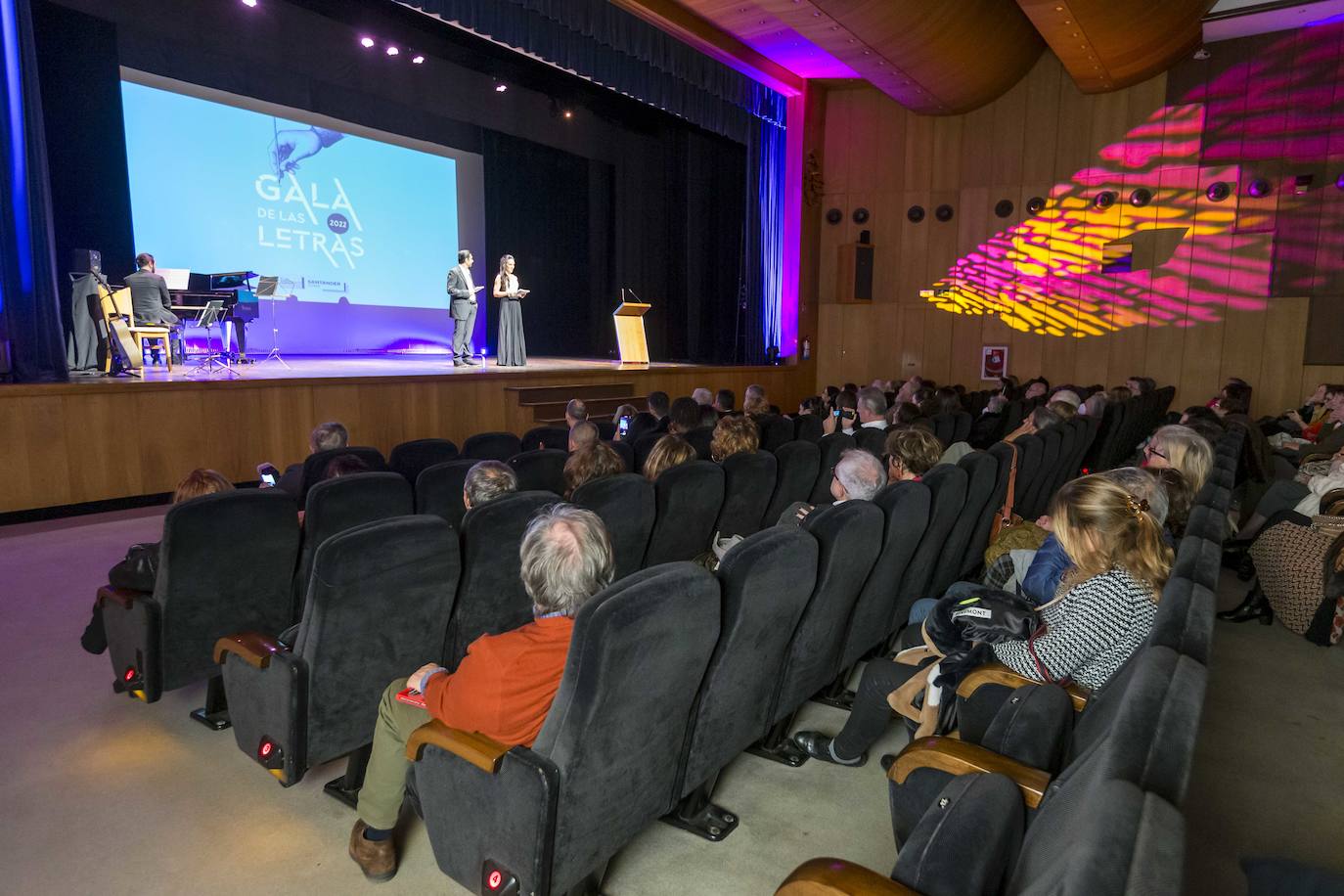 La Gala de las Letras se celebró en el Casyc de la capital cántabra.