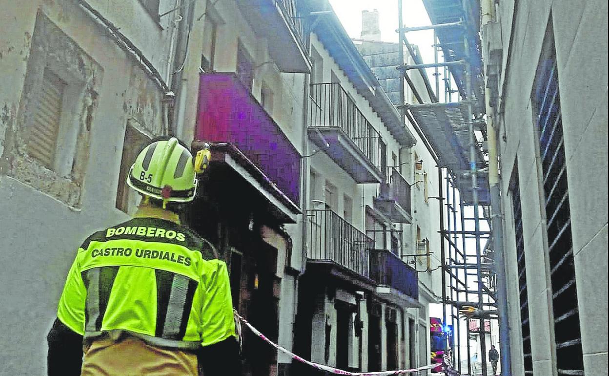 El único efectivo de guardia ayer tuvo que atender un servicio por caída de cascotes en la calle.