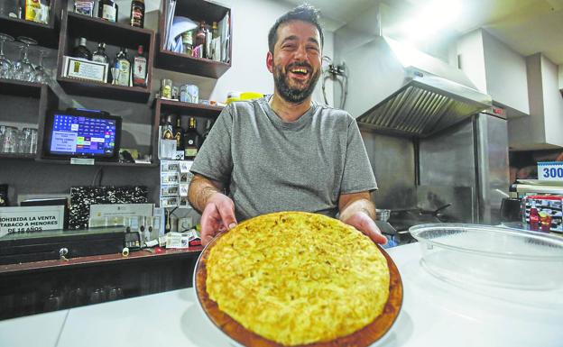 La tortilla con cebolla del bar Juanjo, paso a paso.