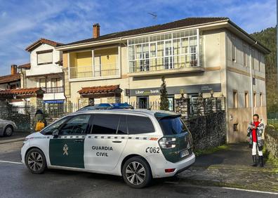 Imagen secundaria 1 - La Guardia Civil investiga los hechos, así cómo si las armas que portaban eran reales o simuladas. 