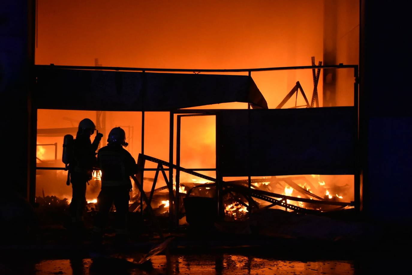 Han intervenido bomberos de Los Corrales, Torrelavega y Santander