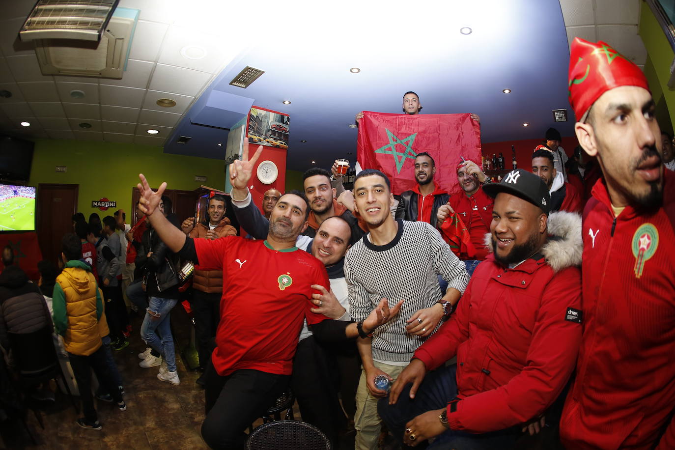 Dos establecimientos de Torrelavega, el bar Venecio y el bar La Clave, sirvieron para que muchos marroquíes que viven en Cantabria siguiesen el partido de su selección contra Francia.