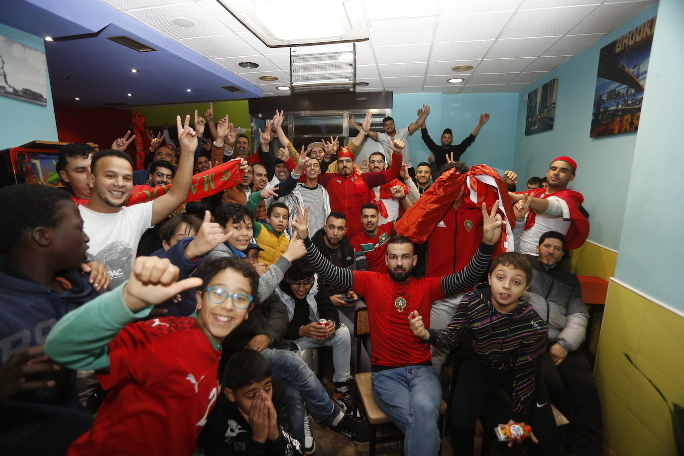 Dos establecimientos de Torrelavega, el bar Venecio y el bar La Clave, sirvieron para que muchos marroquíes que viven en Cantabria siguiesen el partido de su selección contra Francia.