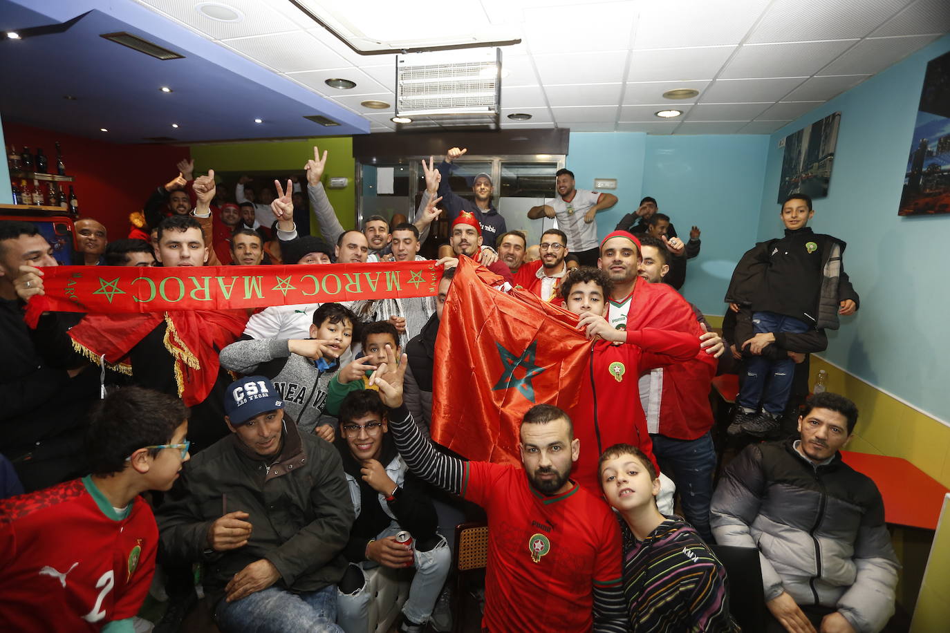 Dos establecimientos de Torrelavega, el bar Venecio y el bar La Clave, sirvieron para que muchos marroquíes que viven en Cantabria siguiesen el partido de su selección contra Francia.