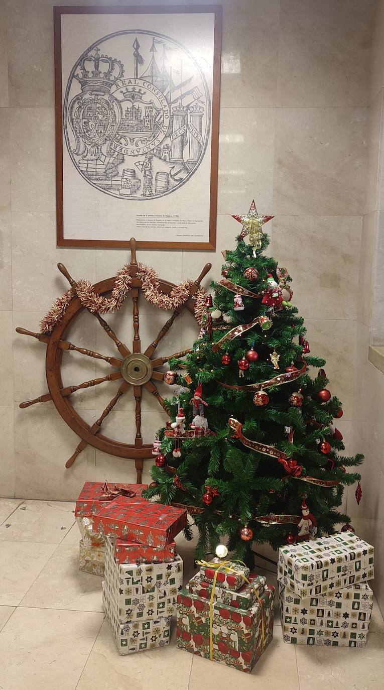 Andrés Ortega Piris nos envía una fotografía para mostrar la decoración navideña del hall de la ETS de Náutica de Santander.