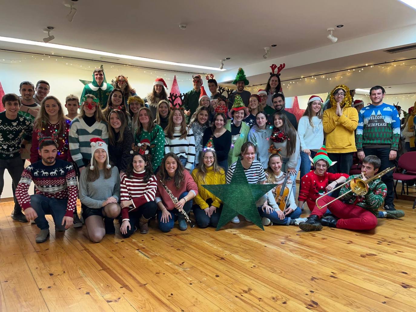 Como cada año, el Coro Joven de Santander, con su director César Marañón, ameniza y comparte la Navidad cantando y compartiendo ilusión. En esta ocasión, quieren compartir su alegría e ilusión con todos los lectores del Diario Montañés.