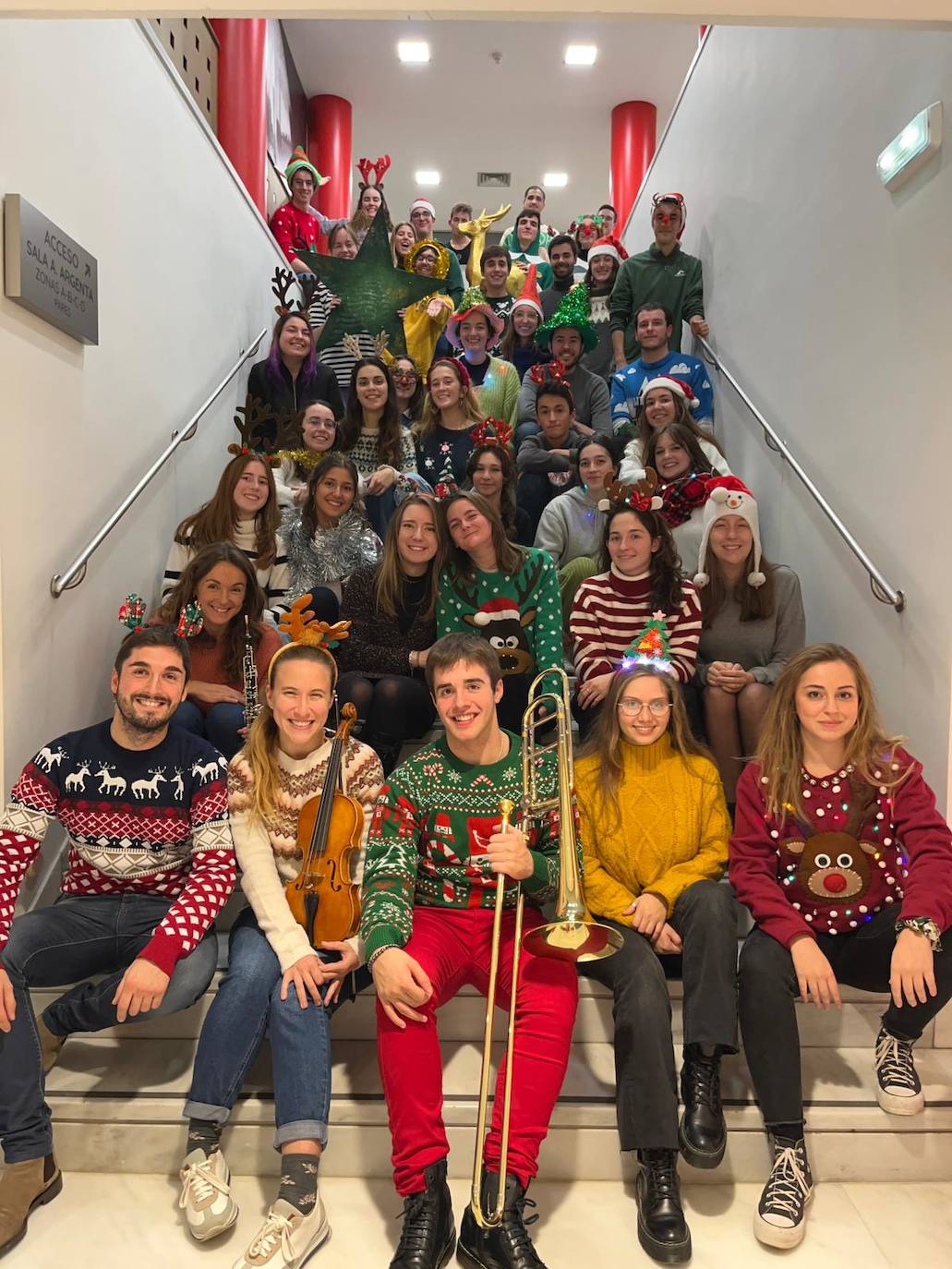 Desde otra posición, pero con la misma alegría e ilusión, el Coro Joven de Santander felicita la Navidad a los lectores de El Diario Montañés. 