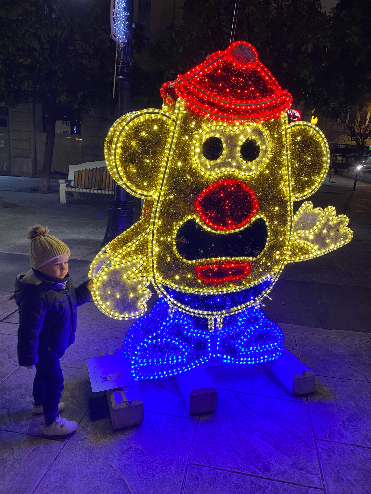 Luca Sánchez, con el Mr Potato de Torrelavega. Estas Navidades serán muy especiales para este pequeño porque su hermanito David nacerá muy pronto. Además, este año Luca ha puesto por primera vez la estrella del árbol de Navidad con sus papás y se emocionó. 