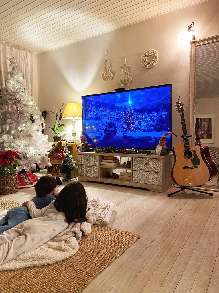 En casa de la familia Ruiz Ortega, en Maliaño, la Navidad invade cada rincón. En la imagen, Aarón y Claudia ven una película en su precioso salón.