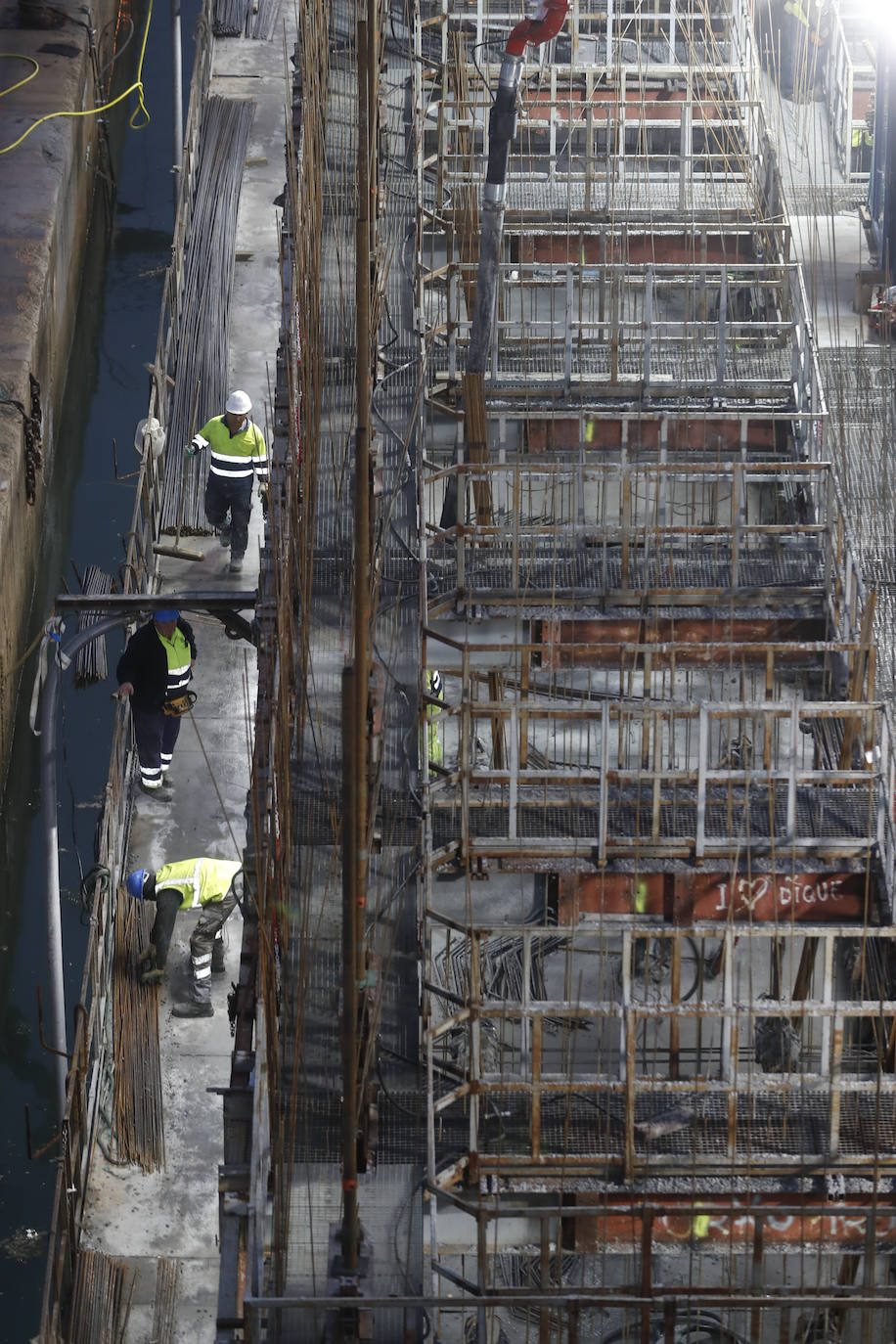 Decenas de obreros participan en las labores de encofrado de las estructuras de los cajones.