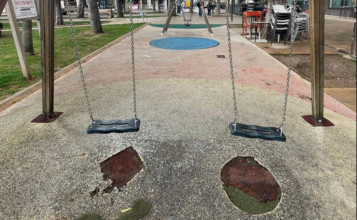 Agujeros en el suelo del parque infantil de Cupido. 