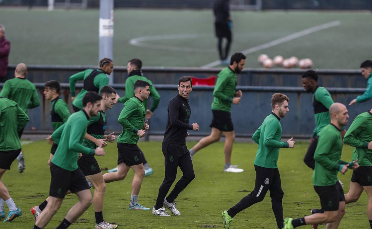 El nuevo cuerpo técnico ya trabaja a pleno rendimiento. En la imagen, el preparador físico, Daniel Salvador, recién ascendido del Rayo Cantabria.