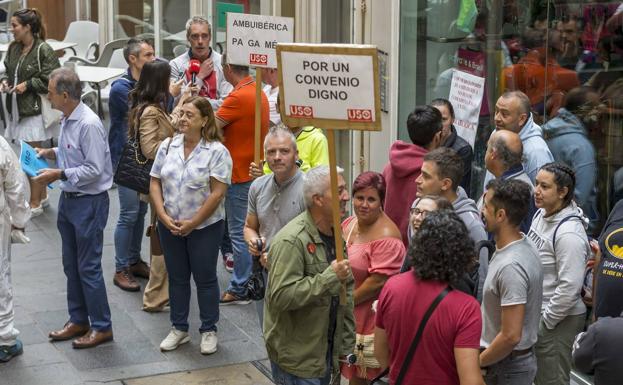 Trabajadores de Ambuiébrica, concentrados ante la sede del Orecla el pasado mes de julio. 