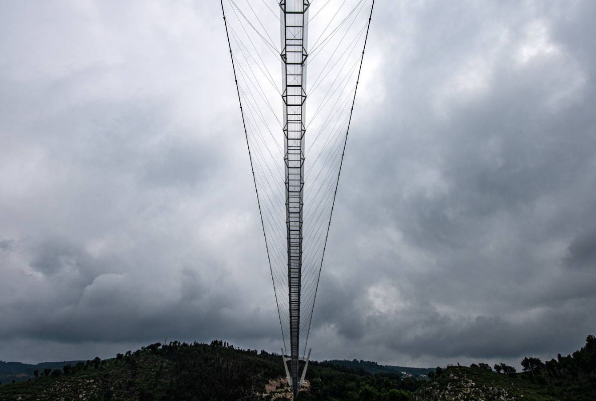 Portugal está construyendo el '516 Arouca' considerado el puente peatonal suspendido más grande del mundo con 516 metros de largo y 175 metros de alto en Arouca. Aún se encuentra en construcción, junto a las pasarelas Paiva y sostenidas por cables de acero dispuestos a 175 metros sobre el lecho del río, se prevé como una de las principales atracciones turísticas en el distrito de Aveiro.