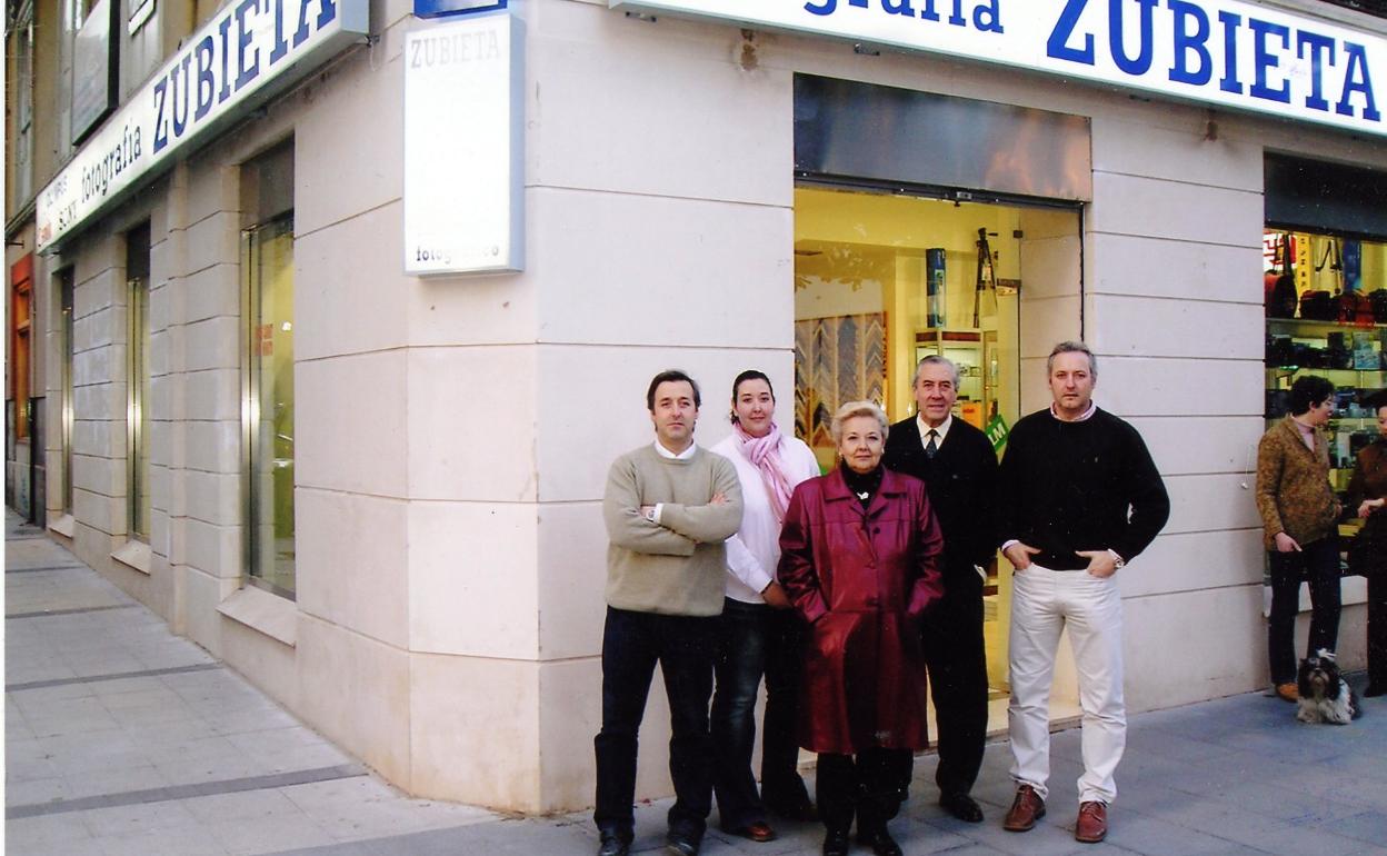 Tercera y cuarta generación de los Zubieta. De izquierda a derecha, Juanjo, Beatriz, Carmen Terán, Álvaro Zubieta y Álvaro. 