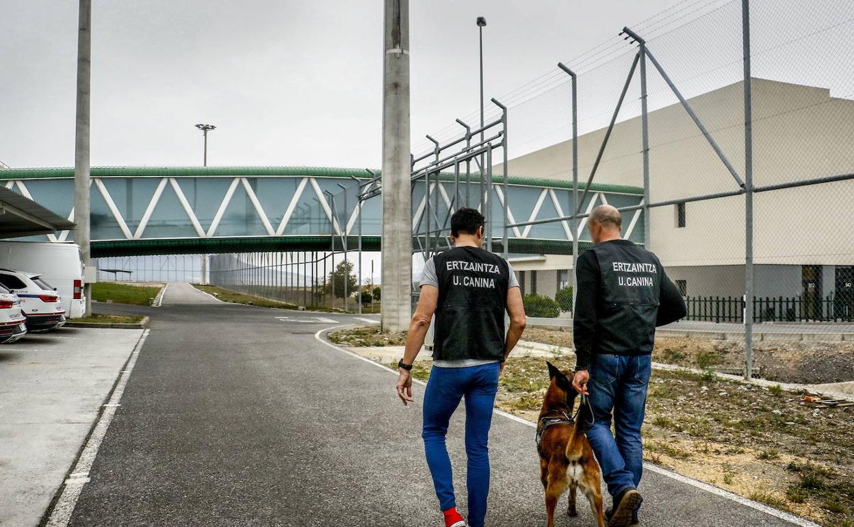 Dos ertzainas de la unidad canina en la cárcel de Álava .